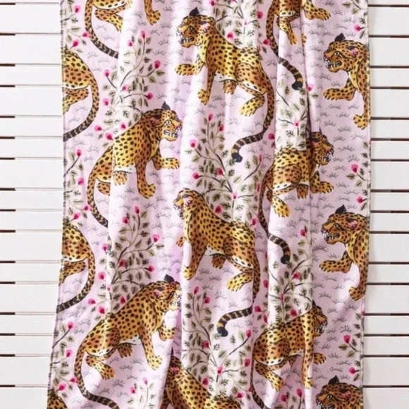 NWT Printfresh Bagheera Pink Beach Towel - Picture 3 of 3